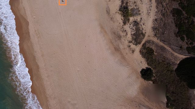 Foto del drone da 92 m: la sabbia della spiaggia con un piccolo riquadro arancione attorno al cane
